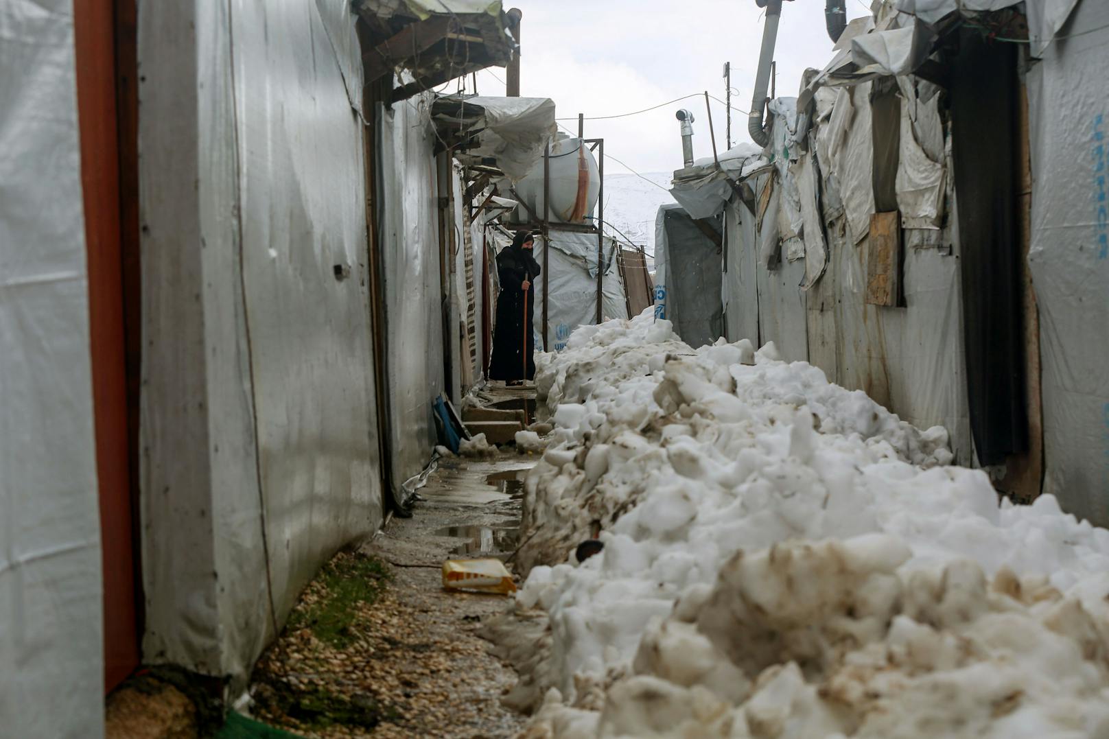 In den Flüchtlingscamps an der türkisch-griechischen Grenze herrscht aktuell eisige Kälte.