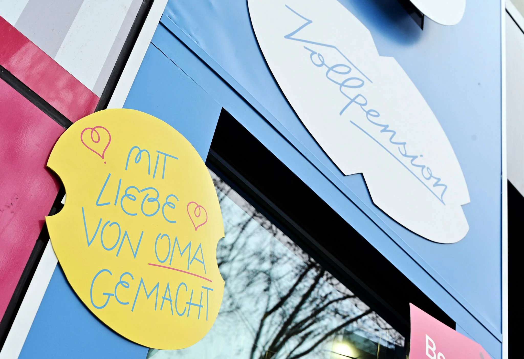 Die Erfolgsstory der Vollpension geht weiter: Kaffee und Kuchen "mit Liebe von Oma gemacht" sind ab sofort auch am Schwedenplatz zu haben.