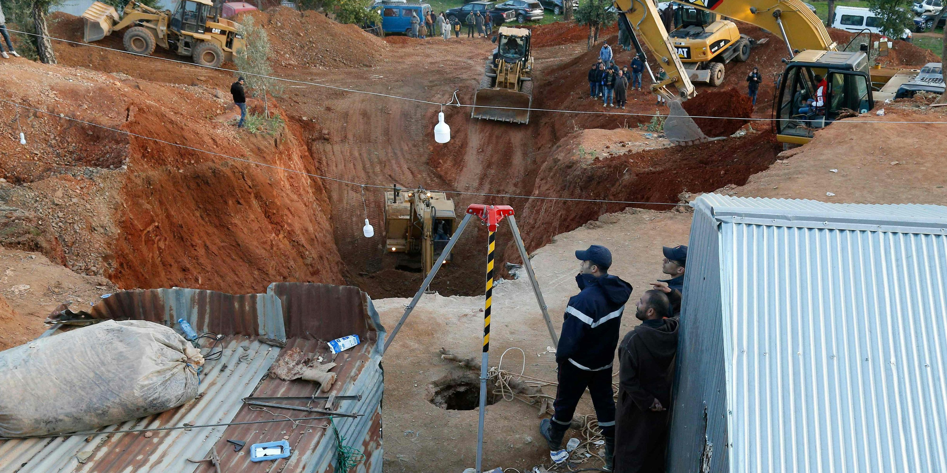 Seit Dienstag sitzt der kleine Rayan (5) in dem Bohrloch fest. Er hat den Sturz überlebt – aber den Helfern läuft zunehmend die Zeit davon.
