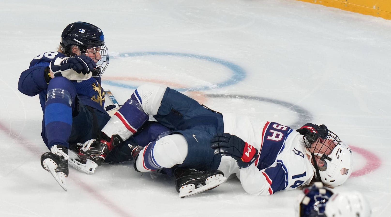 Die schwere Verletzung von Brianna Decker überschattet den ersten Eishockey-Tag. 