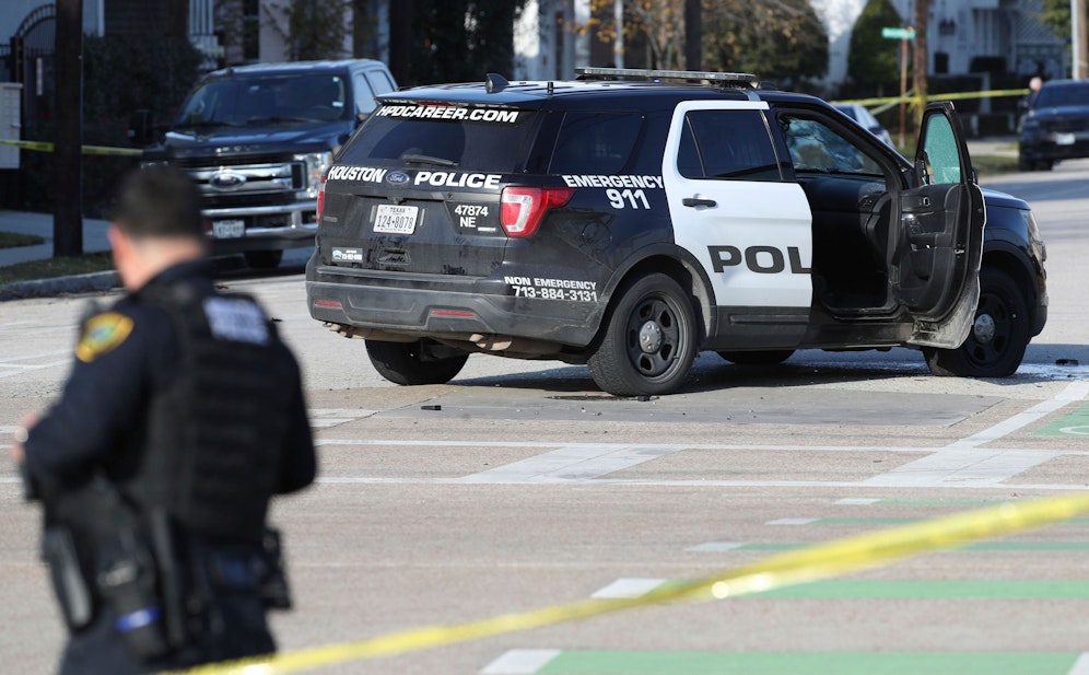 Während des Schul-Amoklaufs in Texas rief eine Frau ihren Mann, einen Polizisten an. Der eilte ihr zu Hilfe und wurde verhaftet.
