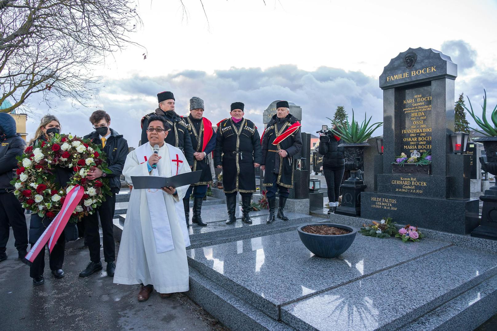 Zum ersten Gedenktag für Gerhard Bocek gab es am Friedhof Deutsch-Wagram eine Kranzniederlegung.