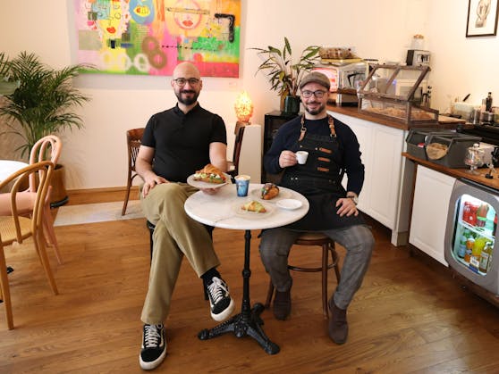 Die beiden Köche&nbsp;Demir Babali (links) und Oytun Gürzl haben sich mit ihrem Café und Designshop "Jomon" ihren Traum vom eigenen Lokal erfüllt.