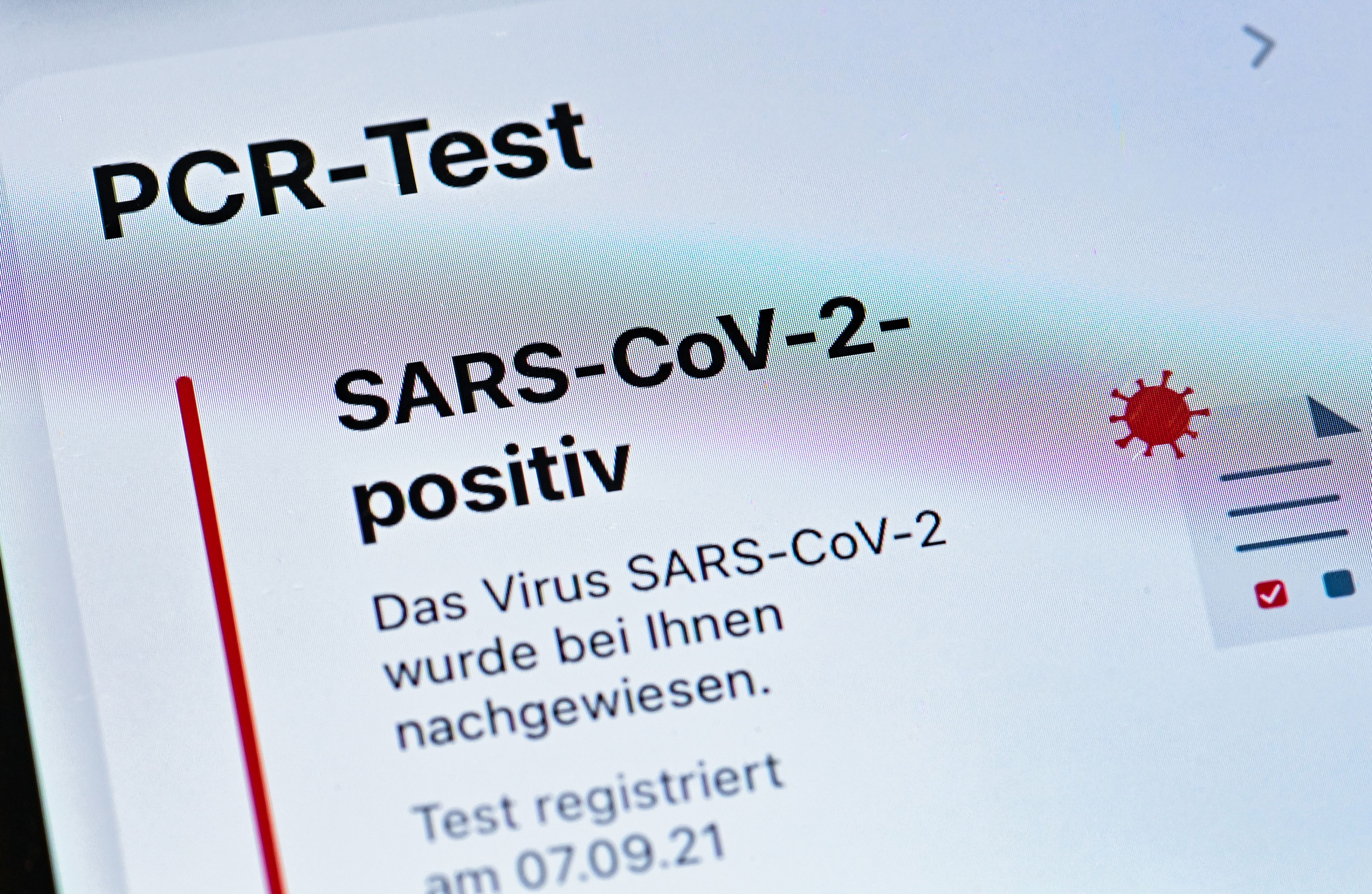 Download von www.picturedesk.com am 03.02.2022 (13:12).  17 September 2021, Brandenburg, Sieversdorf: The Corona alert app display on a phone shows a positive PCR test and detection for the SARS-CoV-2 virus. Photo: Patrick Pleul/dpa-Zentralbild/ZB - 20210917_PD16605 - Rechteinfo: Rights Managed (RM)