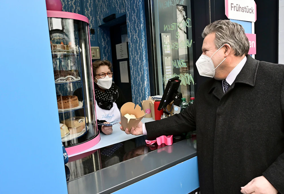 Stadtchef Michael Ludwig schaute zur Eröffnung des Vollpension-Kiosk in der City vorbei.