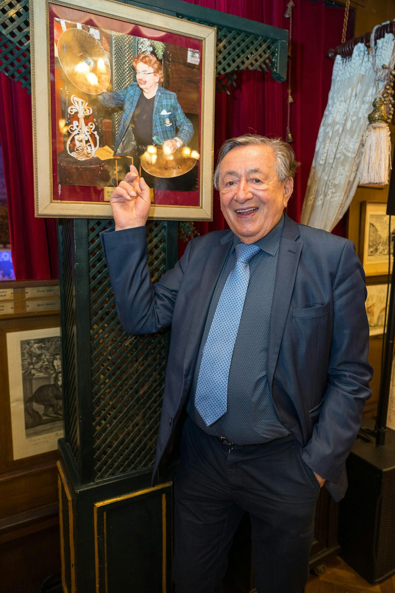 Heute.at - Lugner enthüllt neuen Lieblingstisch im Marchfelderhof