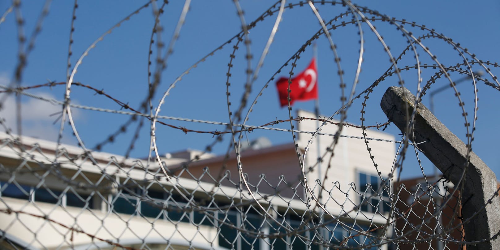 Die Türkei wirft Griechenland vor, den Menschen ihre Kleidung und Schuhe abgenommen und sie gewaltvoll in die Türkei gedrängt zu haben.