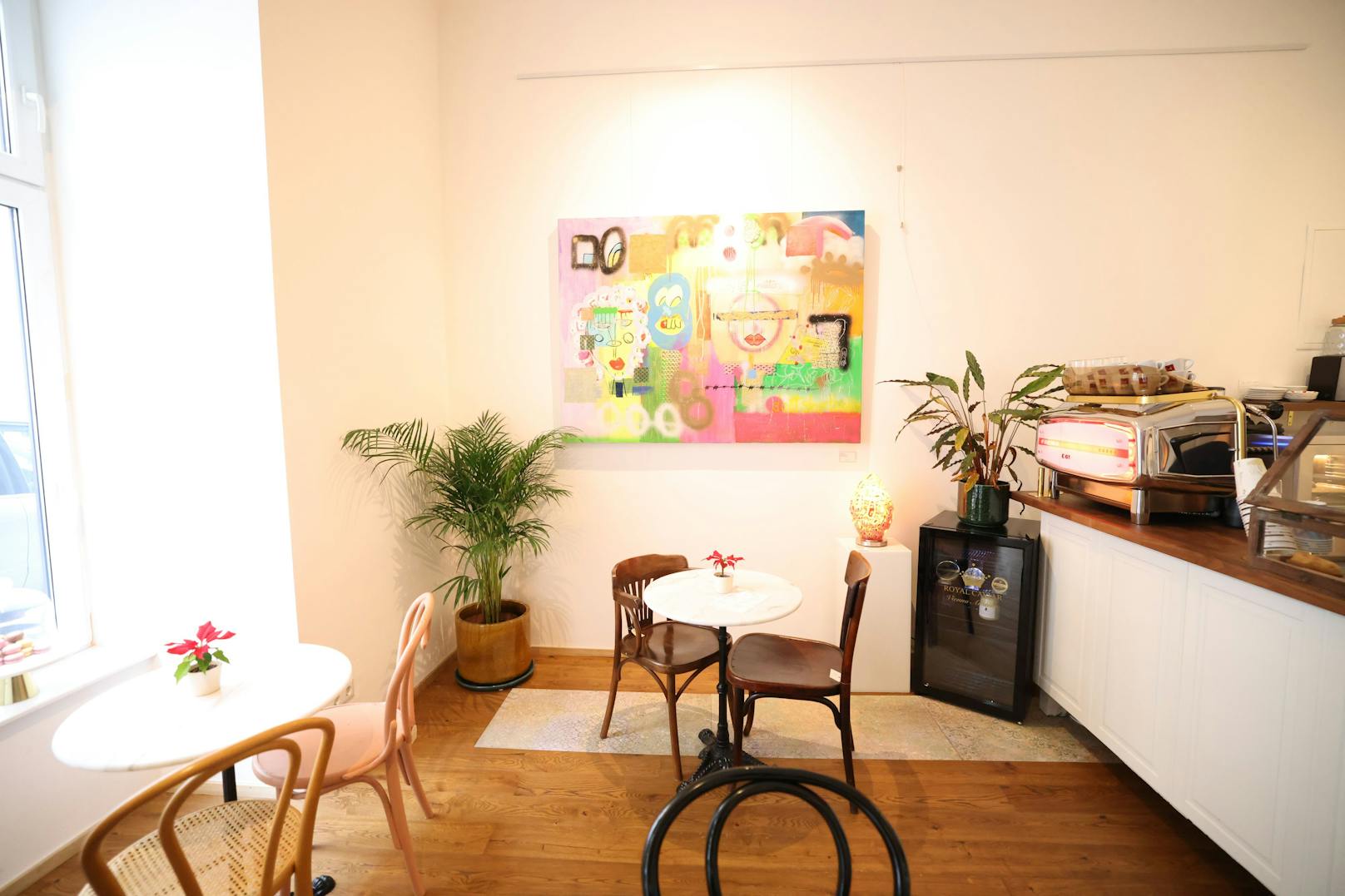 Glas- und Papierkunst, Fotografie sowie Gemälde kann man direkt vor Ort im Café kaufen und mitnehmen.