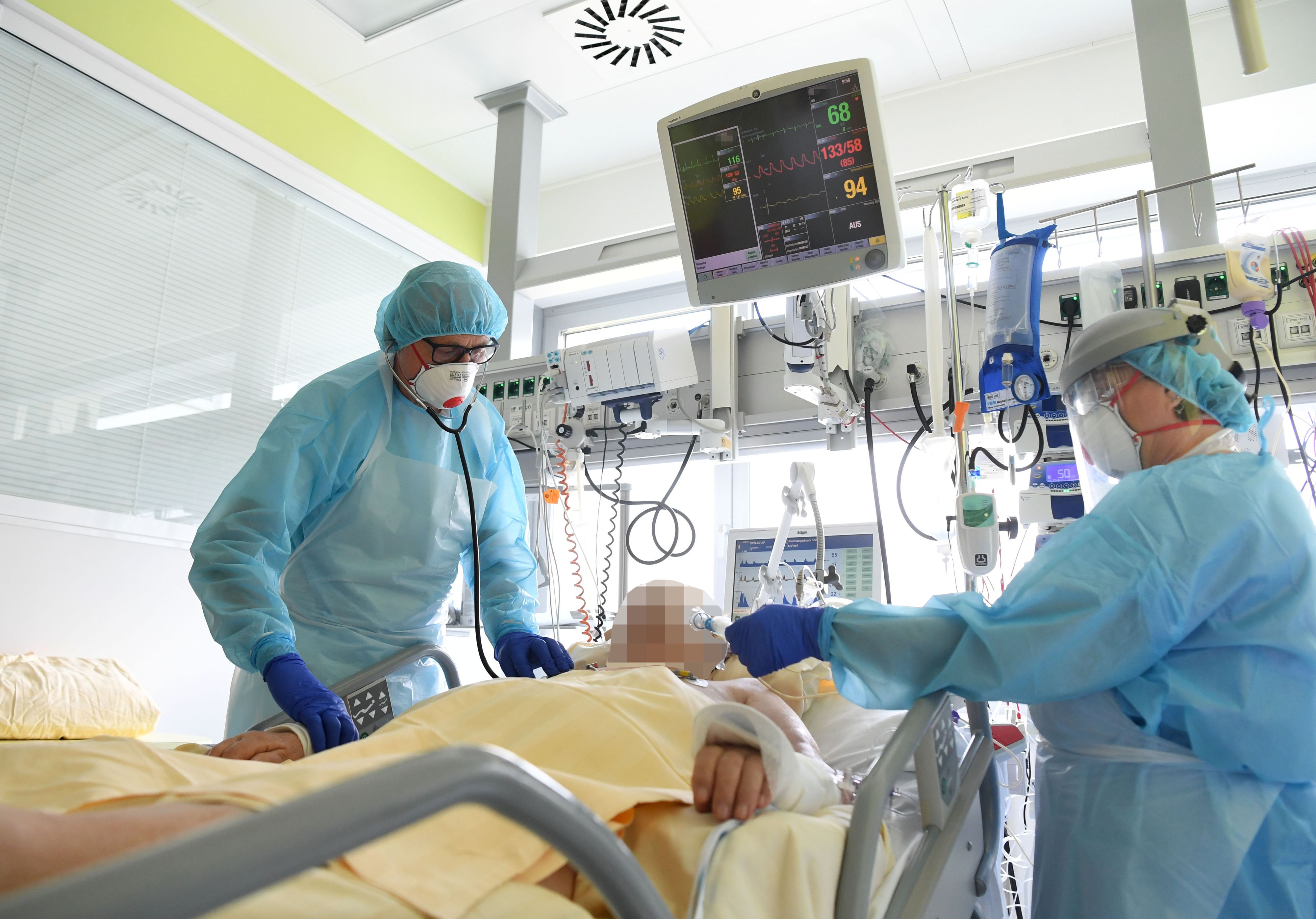 Die Coronazahlen bleiben hoch. Im Bild: Ein Patient auf der Intensivstation des Universitätsklinikums Tulln.