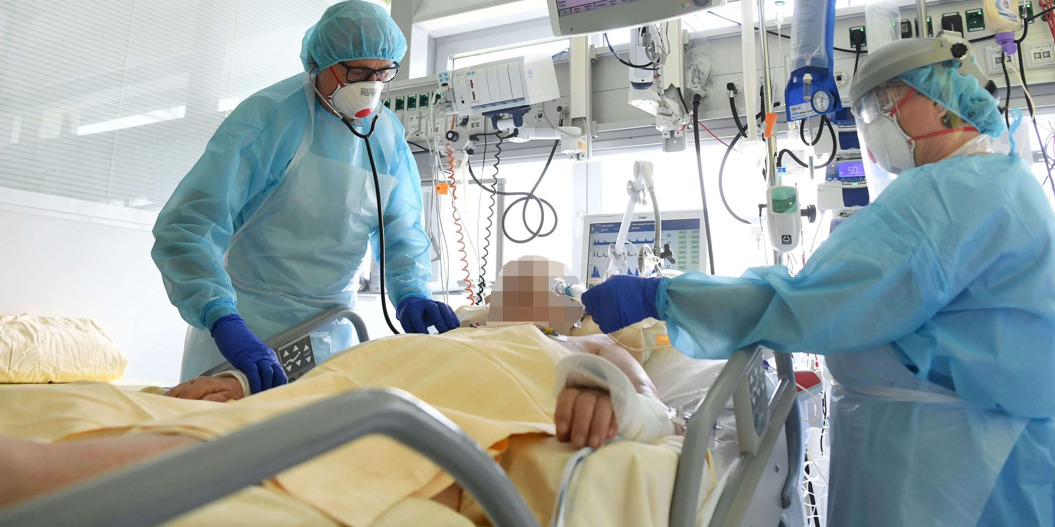 Die Coronazahlen bleiben hoch. Im Bild: Ein Patient auf der Intensivstation des Universitätsklinikums Tulln.