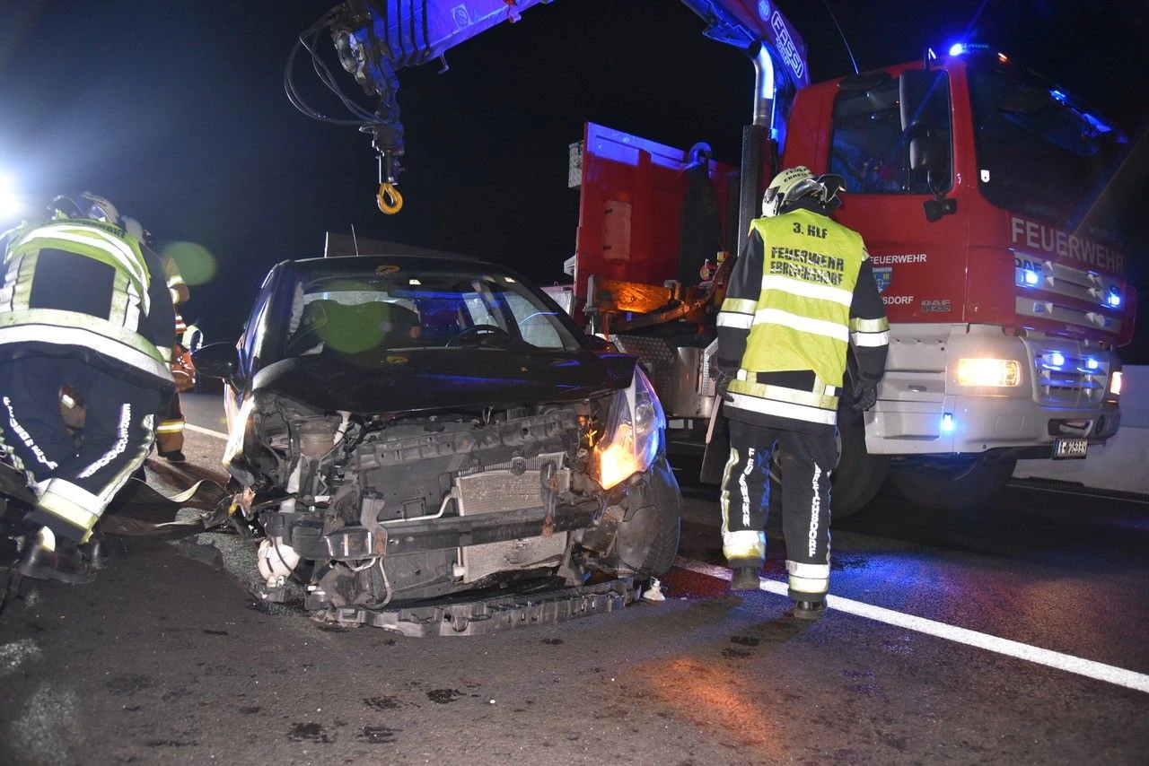 Der Lenker wurde schwer verletzt ins Spital gebracht.