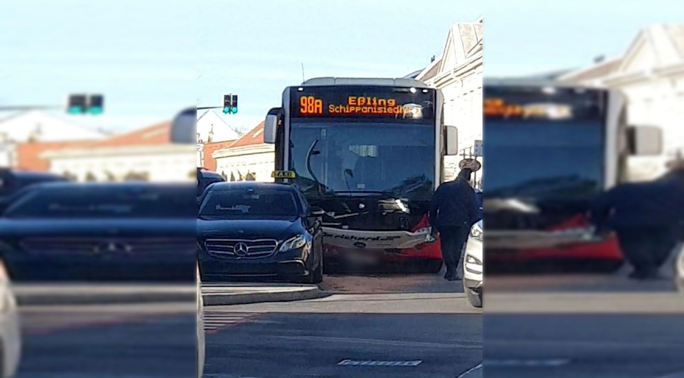 Busunfall legt Verkehr in Essling lahm.