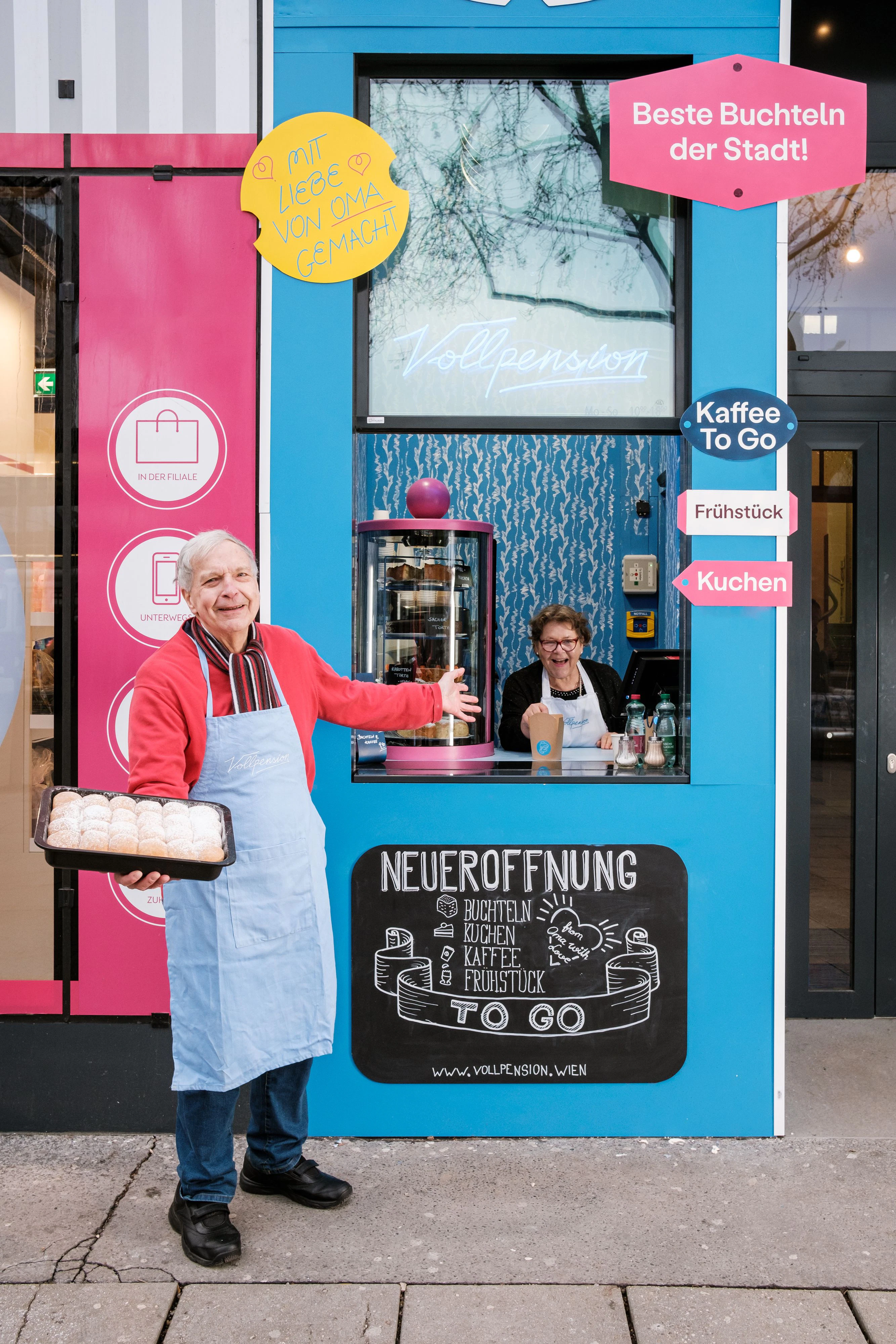Hier kredenzen Oma und Opa: Ein Hingucker in Blau und Pink ist der neue Kiosk der Vollpension am Schwedenplatz.