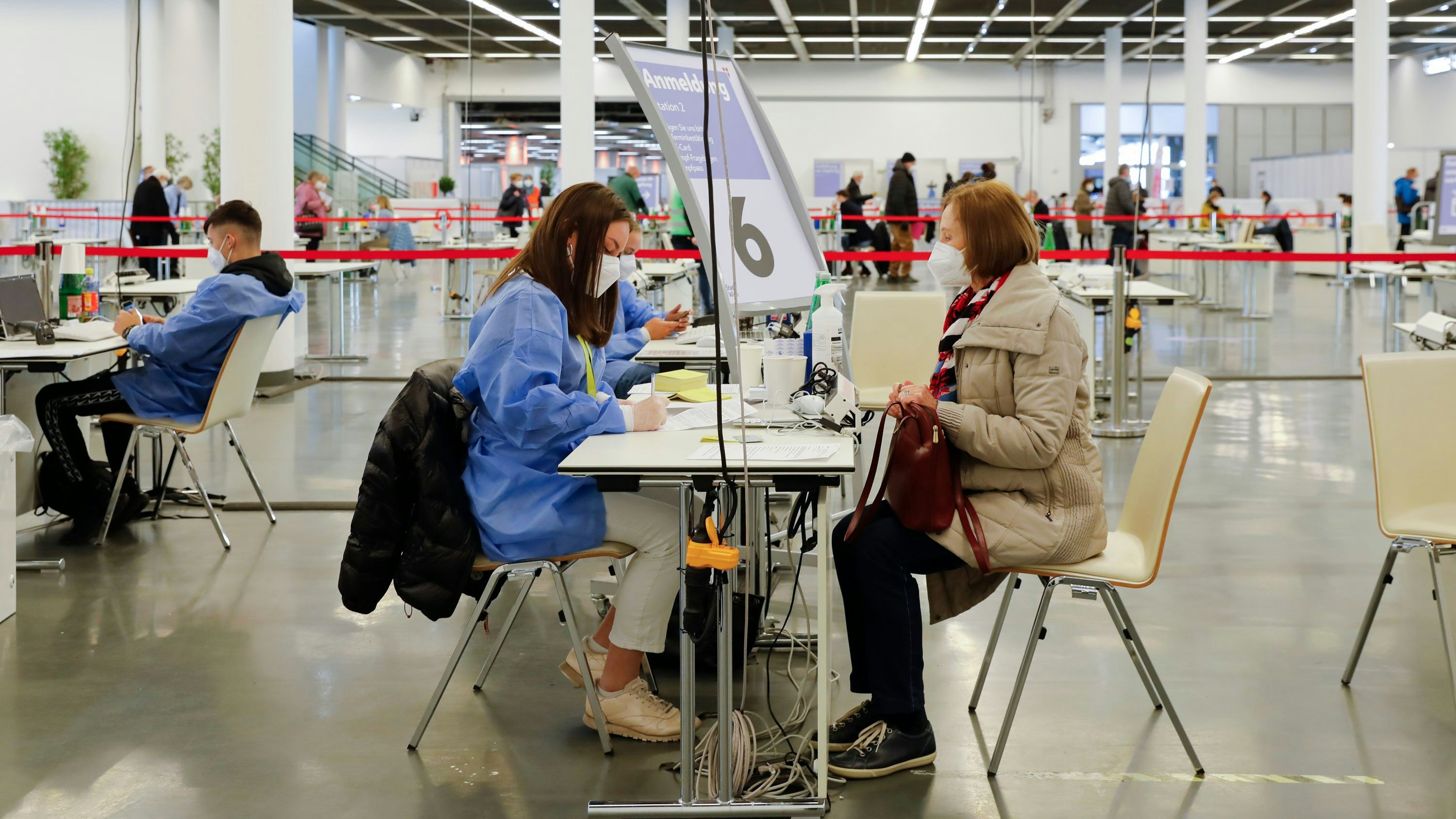 Die Impfstraße im Austria Center Vienna – der Stich wird nun tatsächlich Pflicht.