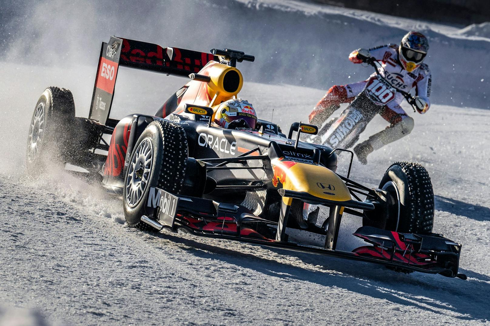 Max Verstappen wagt sich mit seinem Red Bull auf eine Eisstrecke. 