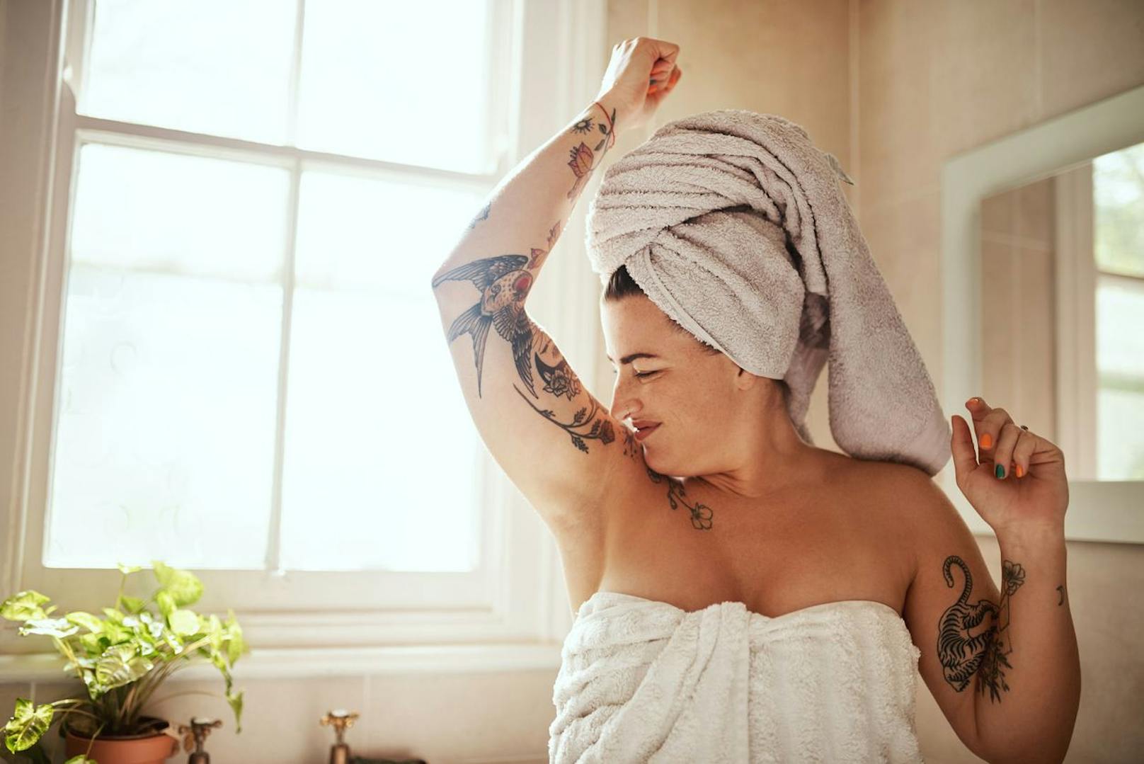 Deine nasse Haut absorbiert die Inhaltsstoffe nicht so gut wie trockene Haut. Trage dein Deo deshalb nicht gleich nach der Dusche auf. 