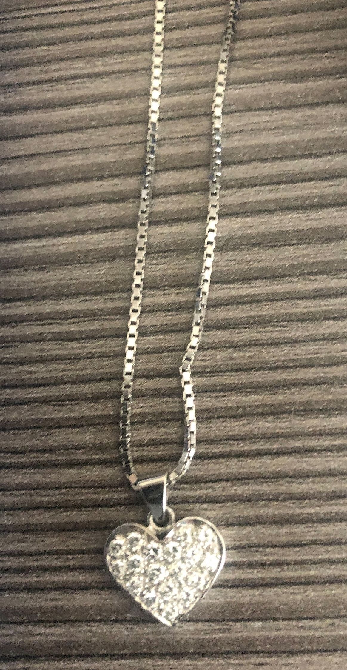 Die Polizei bittet um Hinweise über den Verbleib der Schmuckstücke.