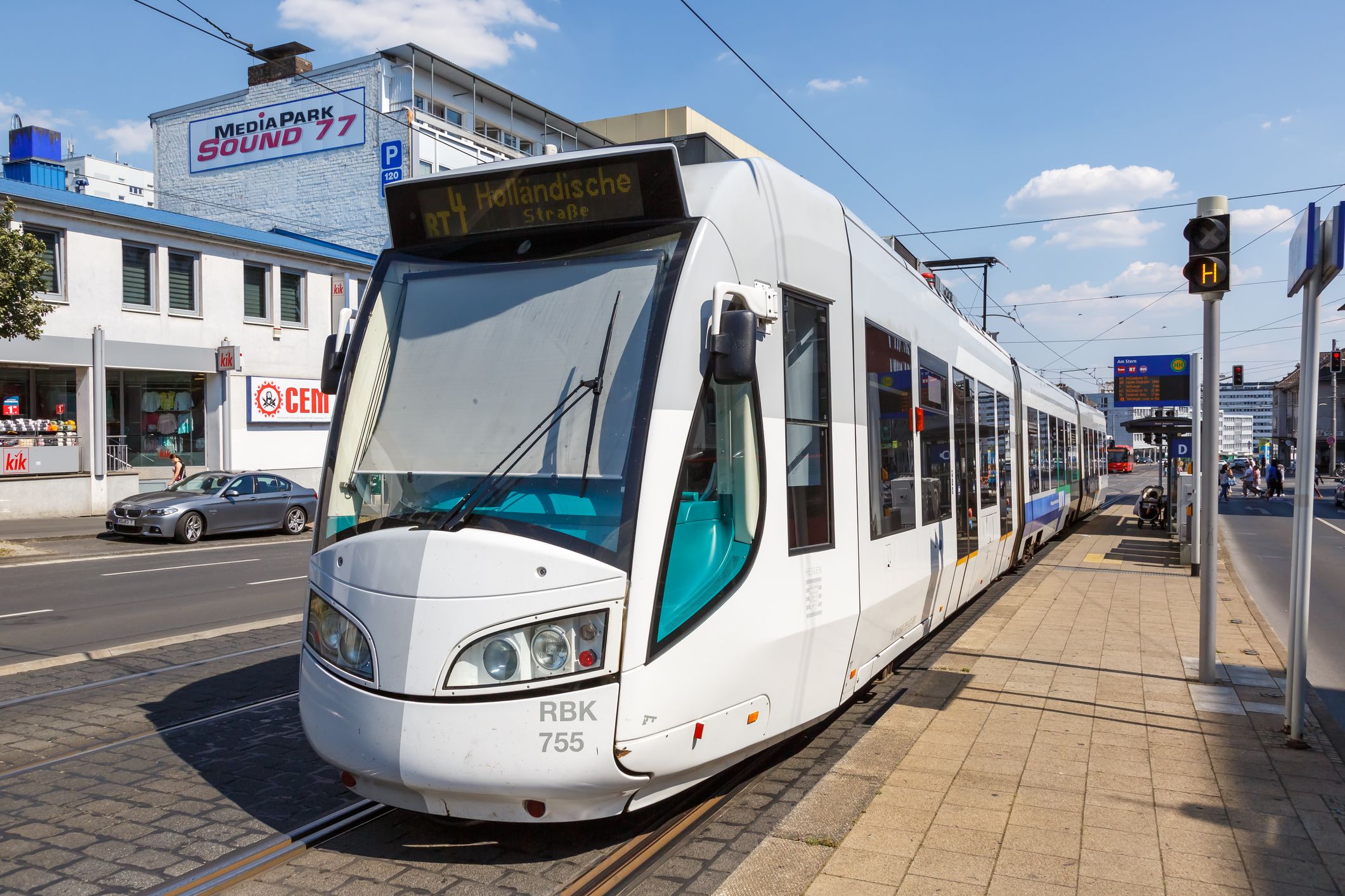 Ein Mann verunglückte in Deutschland tödlich, als er versuchte auf der Kupplung einer Straßenbahn mitzufahren. (Symbolbild)