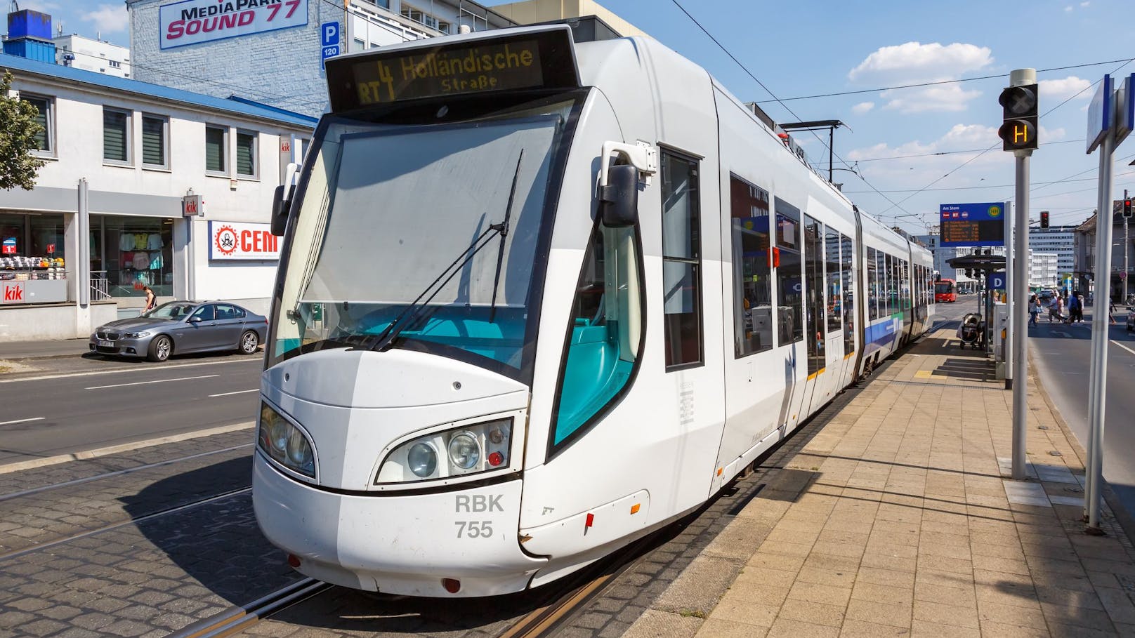 Ein Mann verunglückte in Deutschland tödlich, als er versuchte auf der Kupplung einer Straßenbahn mitzufahren. (Symbolbild)