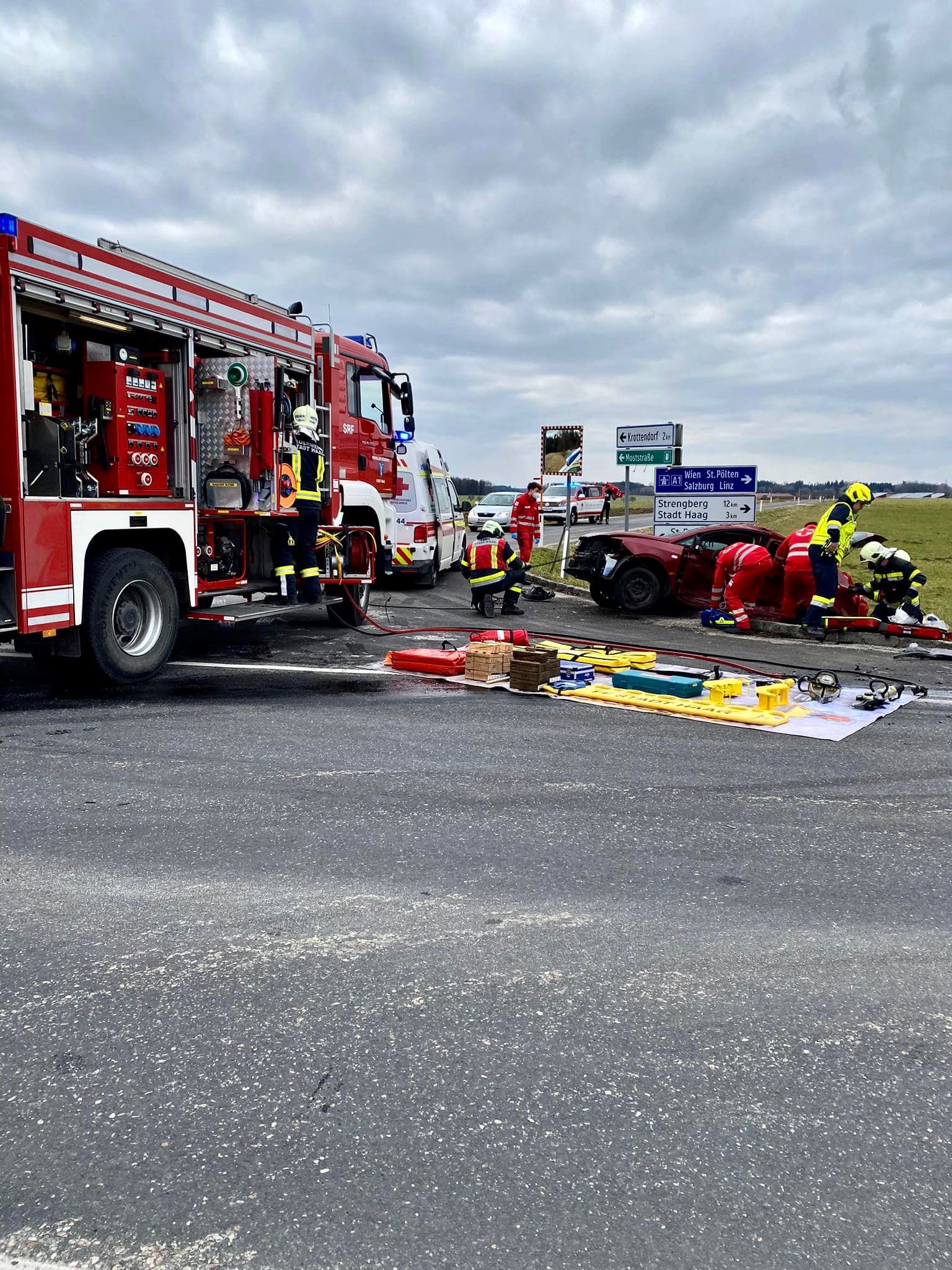 Zwei Fahrzeuge krachten im Kreuzungsbereich bei Pinnersdorf zusammen.