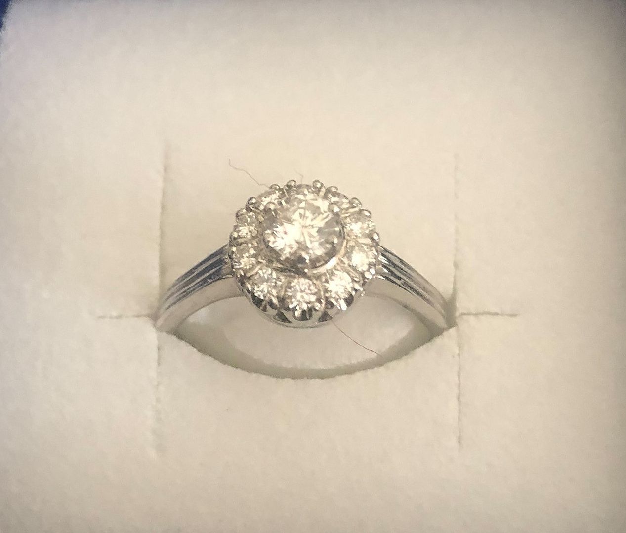 Mehrere Schmuckstücke und Münzen wurden gestohlen.