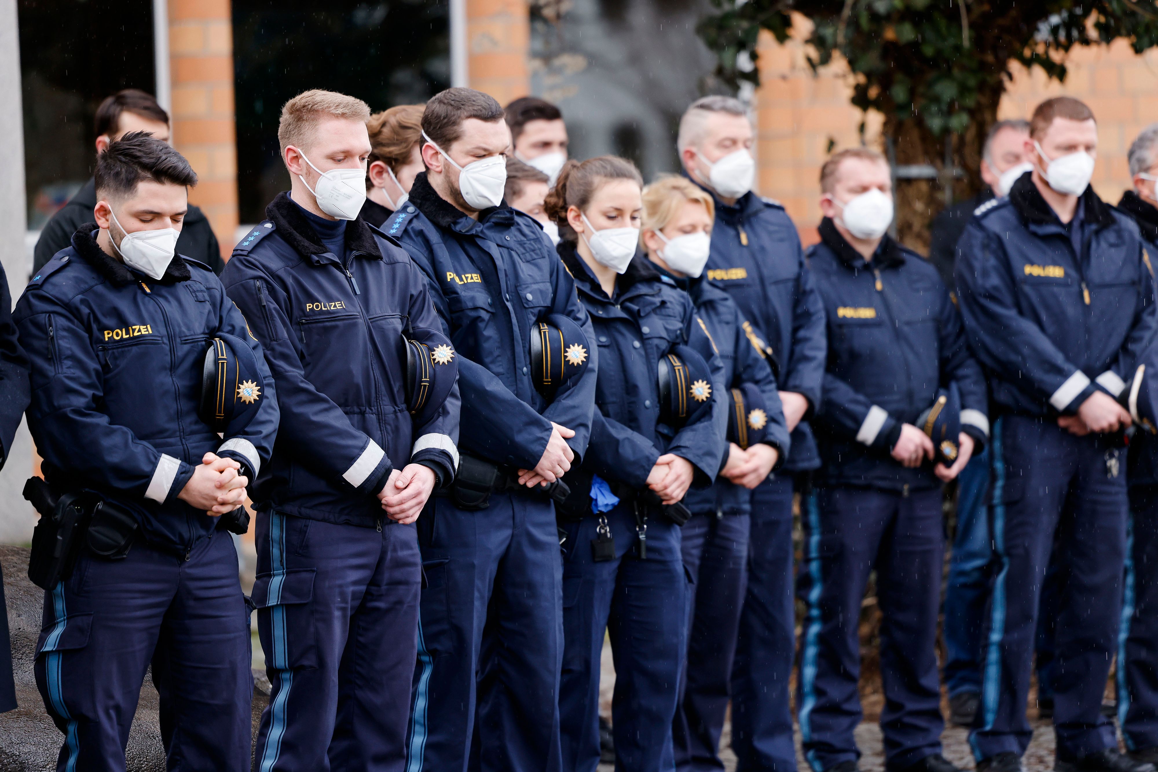 Nach dem Mord an zwei Polizisten steht Deutschland noch immer unter Schock. In Rheinland-Pfalz gedenken diese Polizeibeamten mit einer Schweigeminute an ihre getöteten Kollegen.