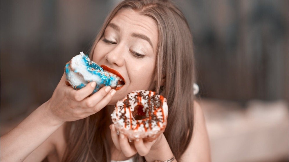 Wenn der Heißhunger kommt, essen viele mehr als gesund ist. 