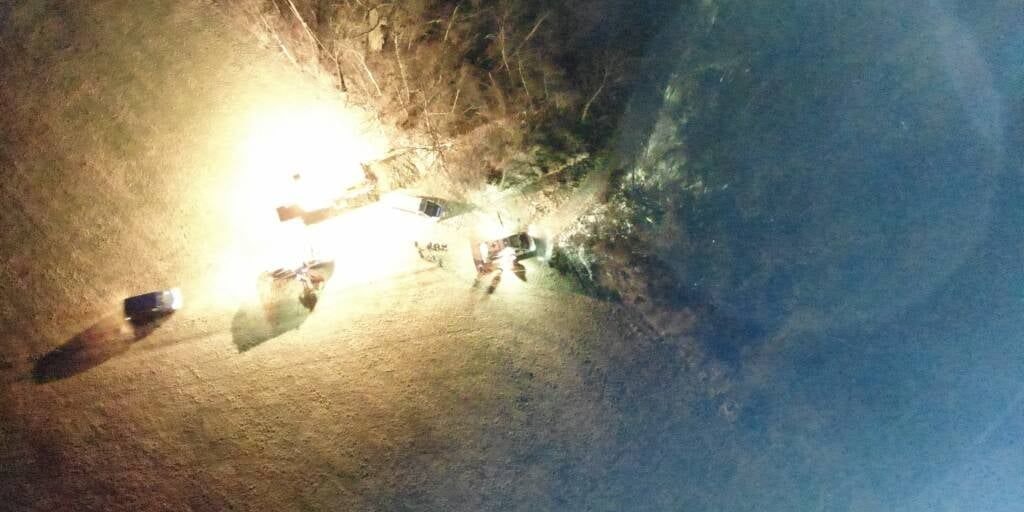 In einem Gebüsch steckte der Mann bis zu den Knien im Schlamm. Er wurde unterkühlt ins Krankenhaus gebracht.