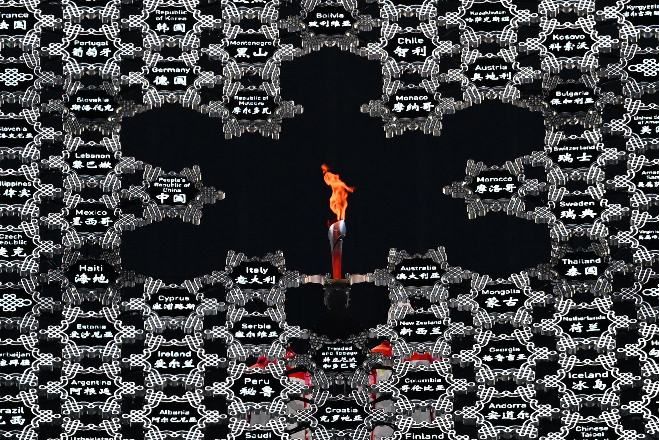 Das Olympische Feuer brennt in Peking. 