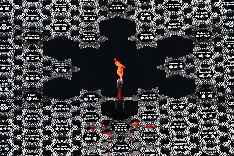 Das Olympische Feuer brennt in Peking. 