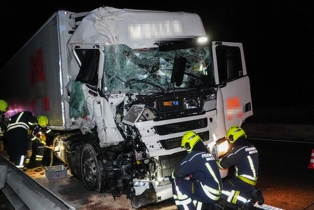 Ein Lkw-Lenker prallte auf einem vor ihm fahrenden Lkw auf. 