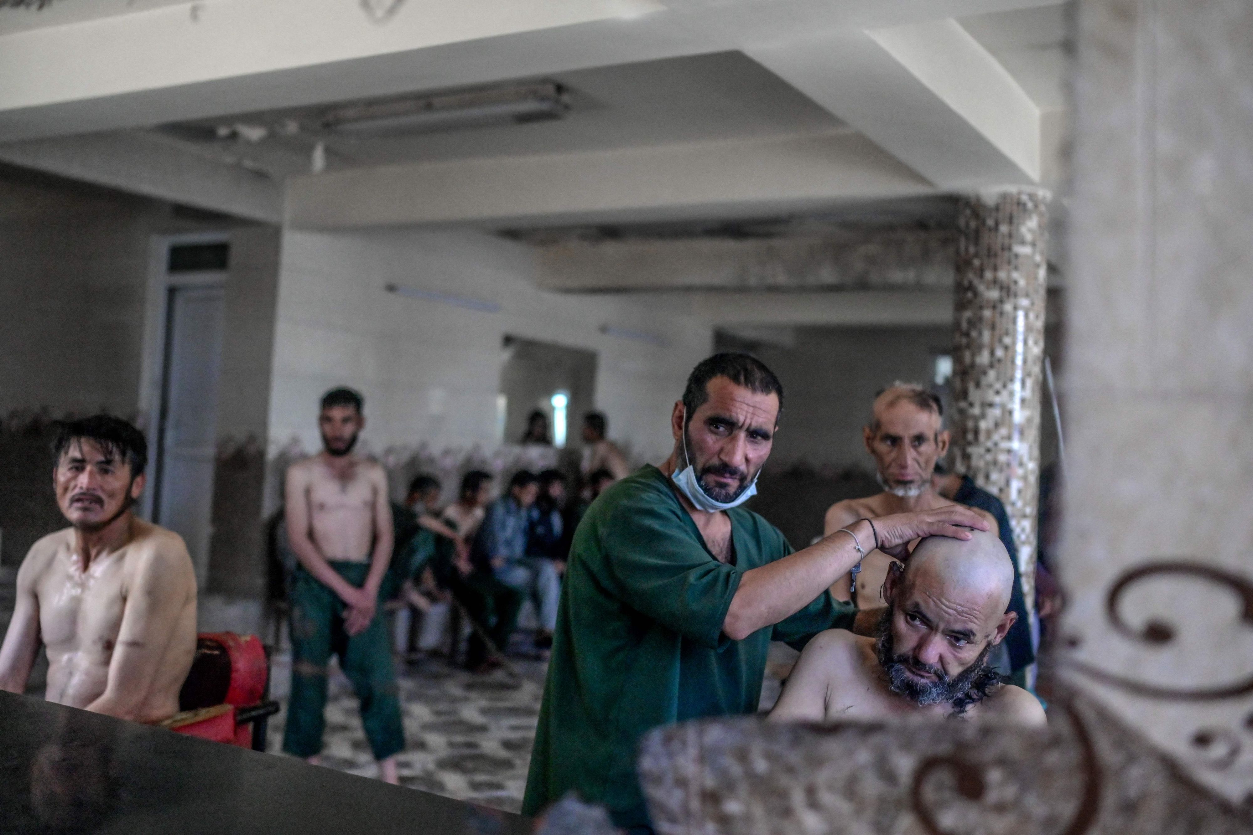 In Spitälern werden Drogensüchtige seit Monaten zum Entzug gezwungen. Gleich nach der Ankunft wird ihnen der Kopf geschoren.