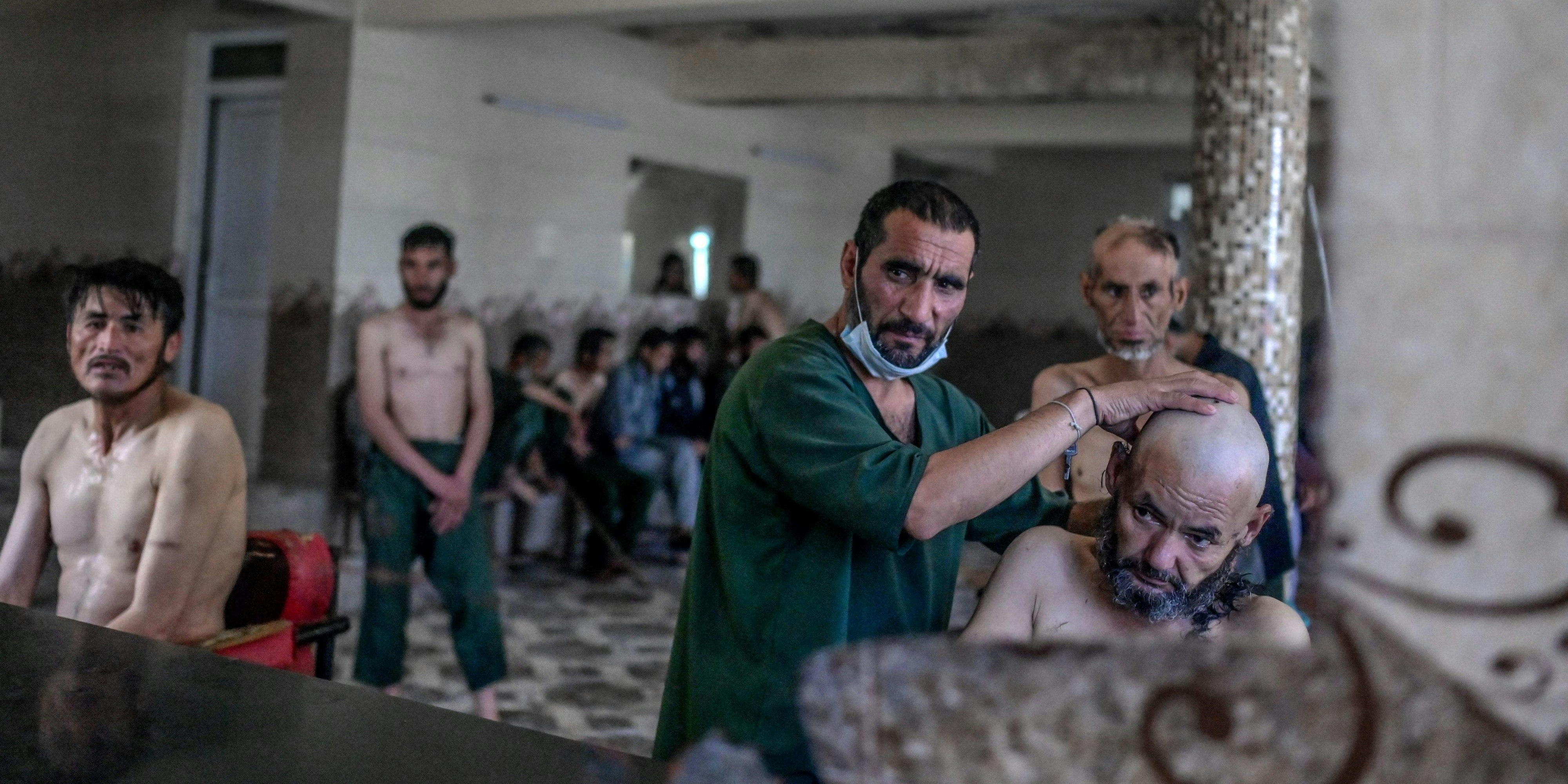 In Spitälern werden Drogensüchtige seit Monaten zum Entzug gezwungen. Gleich nach der Ankunft wird ihnen der Kopf geschoren.