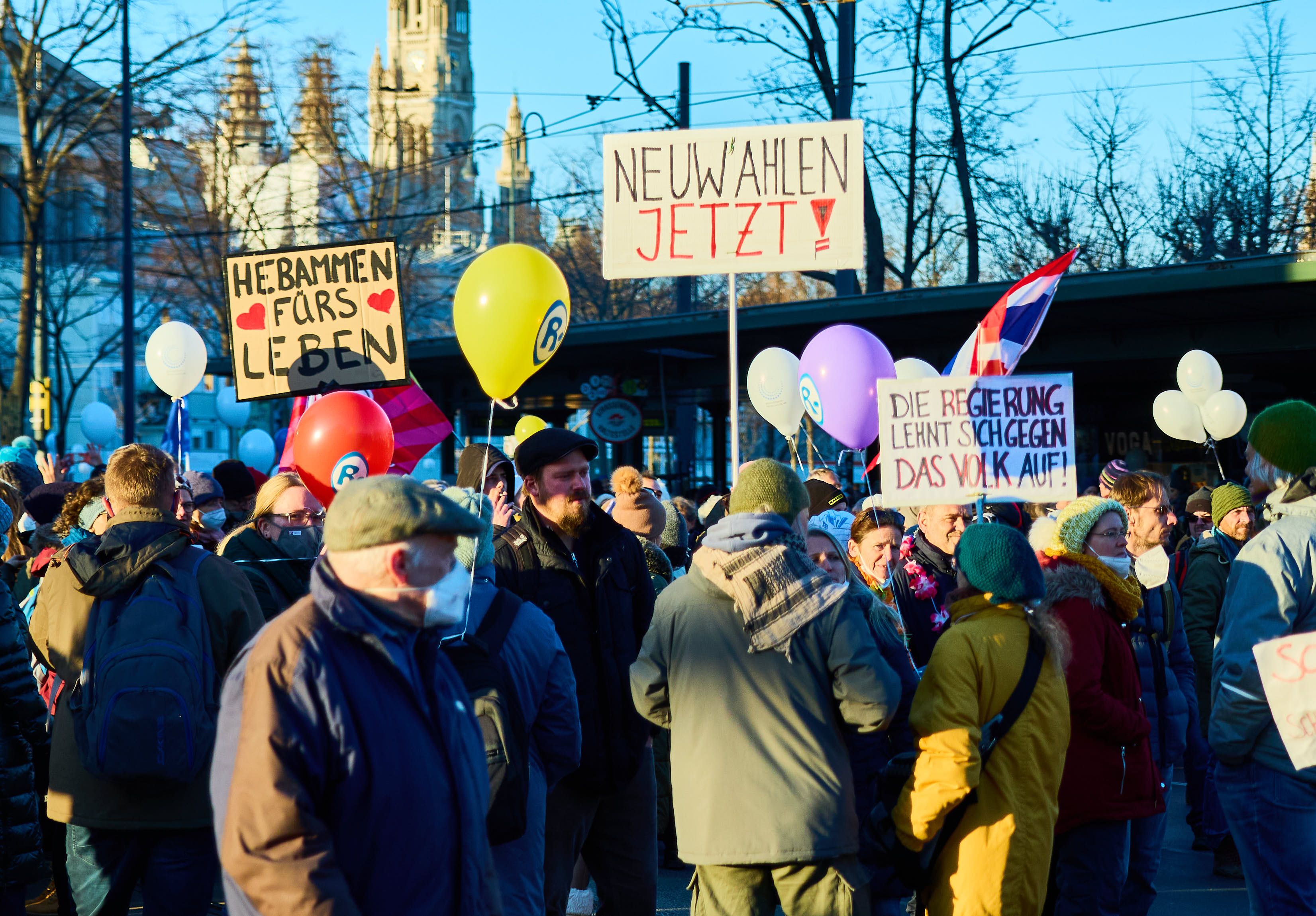 Das mit Abstand niedrigste Vertrauen genießt bei den Ungeimpften die Regierung, bei den Geimpften religiöse Führungspersönlichkeiten.