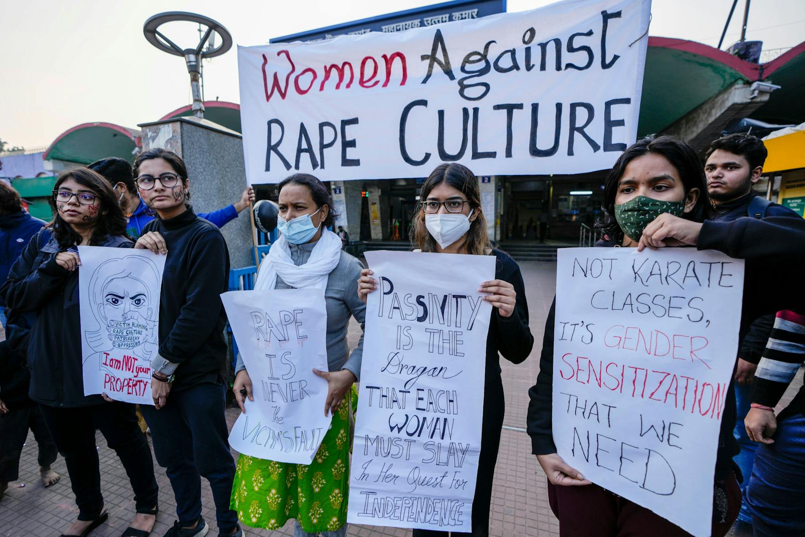 In Indien gehen Frauen auf die Straße um Vergewaltigung in Indien zum Delikt zu machen. 
