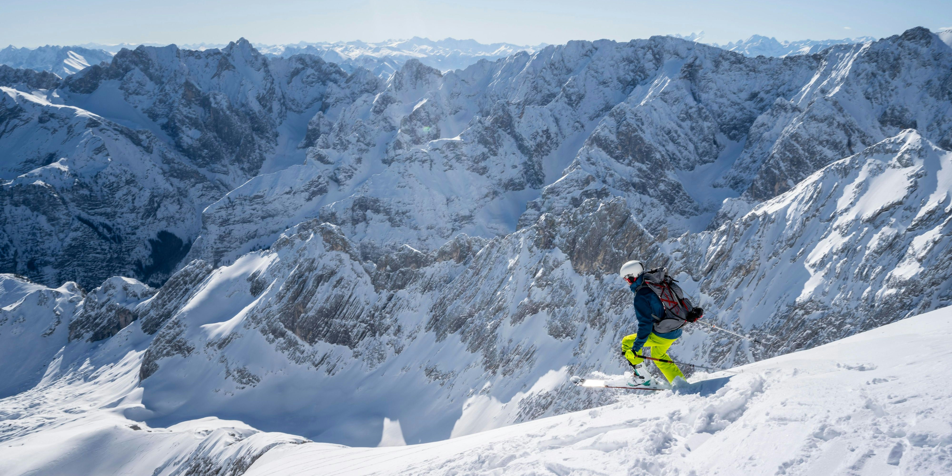 Der Wintersportler wurde von dem Schneebrett mitgerissen. (Symbolbild)