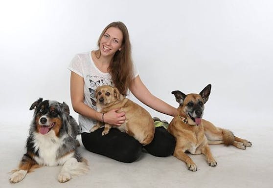 Julia Hollaus aus Petzenkirchen spinnt Hundehaare zu Hundewolle.