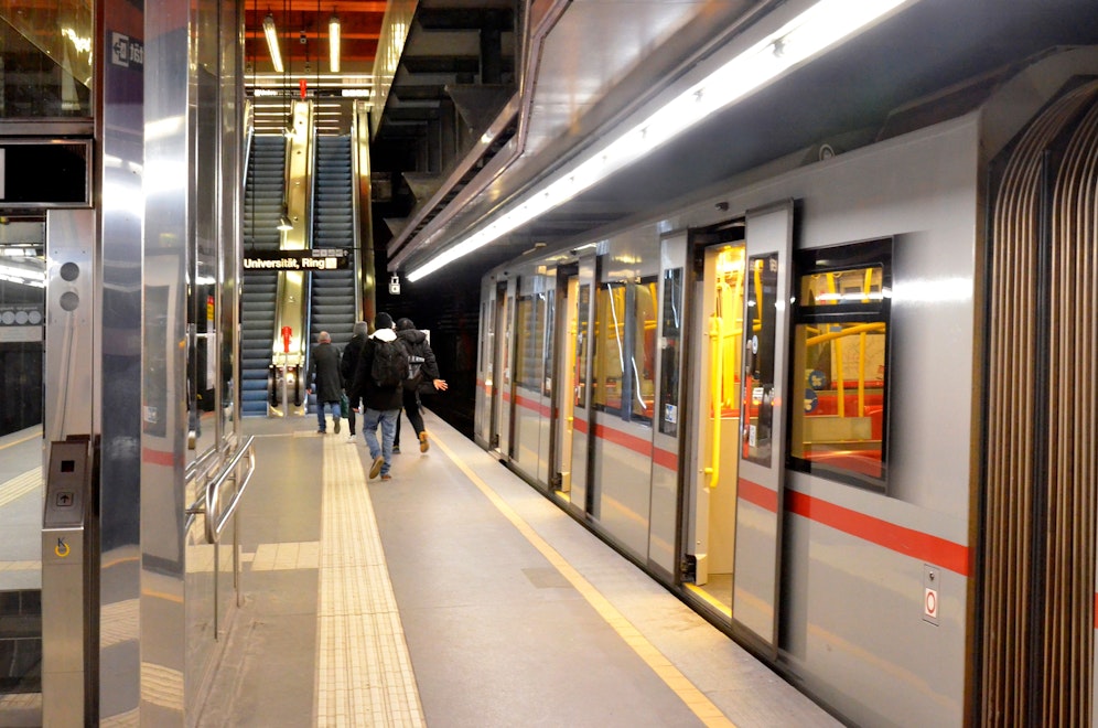 Beim Warten auf die U-Bahn kam es zum Handgemenge. (Symbolbild)