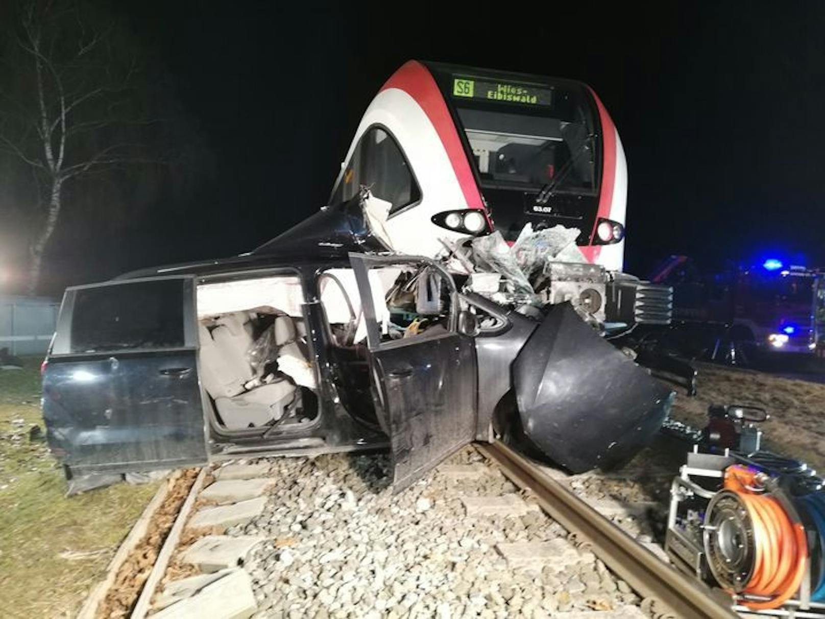 Zug schleift Auto fast 200 Meter mit – 20-Jähriger tot