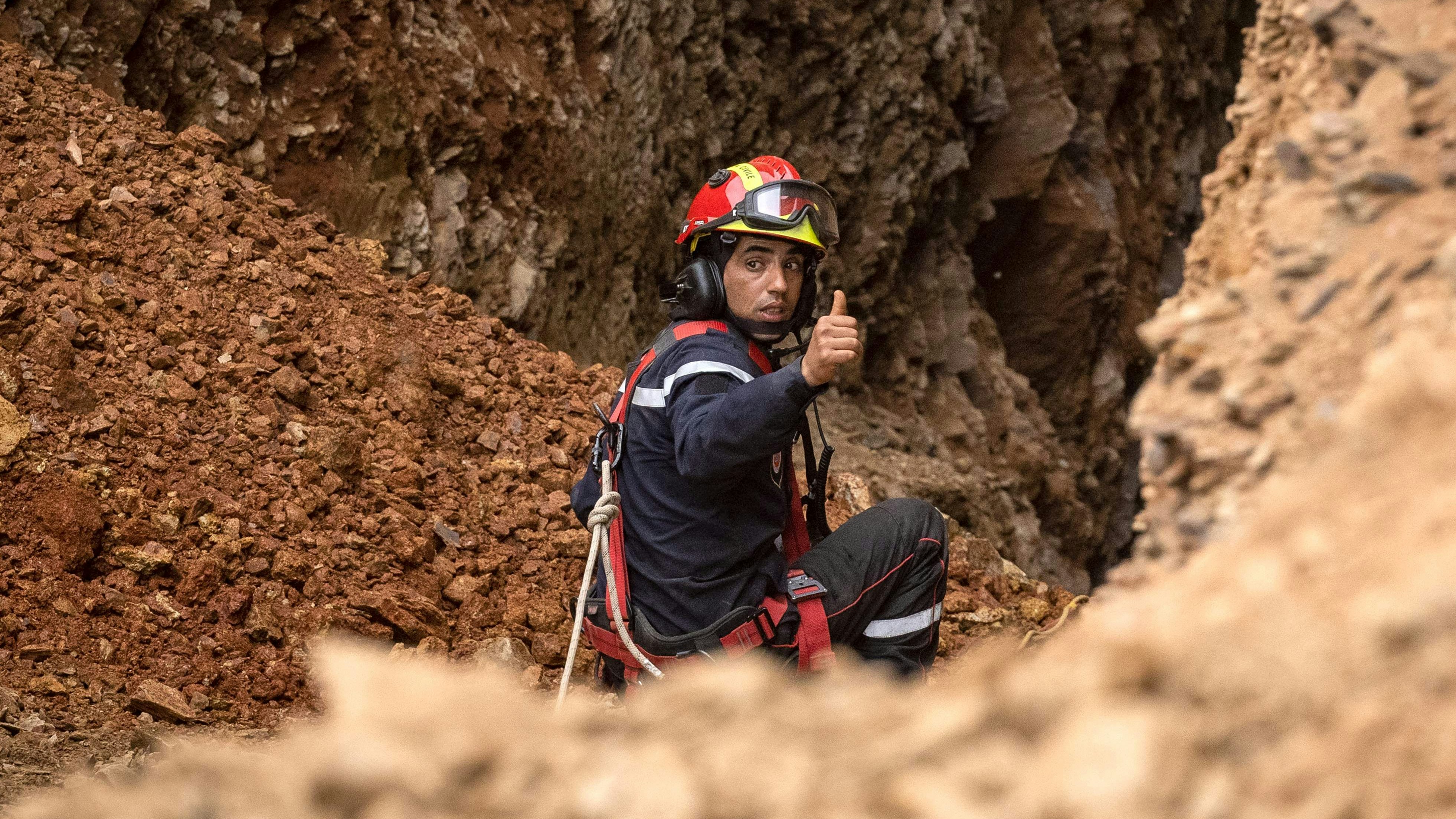 Download von www.picturedesk.com am 05.02.2022 (10:45).  A member of the Moroccan emergency services gestures as teams work on the rescue of five-year-old boy Rayan from a well shaft he fell into on February 1, in the remote village of Ighrane in the rural northern province of Chefchaouen on February 5, 2022. - Moroccan rescuers worked through the night, the fifth day of an increasingly urgent and nerve-wracking effort to rescue Rayan, a five-year-old boy trapped underground in a well. (Photo by Fadel SENNA / AFP) - 20220205_PD2323 - Rechteinfo: Rights Managed (RM) Nur für redaktionelle Nutzung! Werbliche Nutzung erfordert Freigabe: bitte schicken Sie uns eine Anfrage.