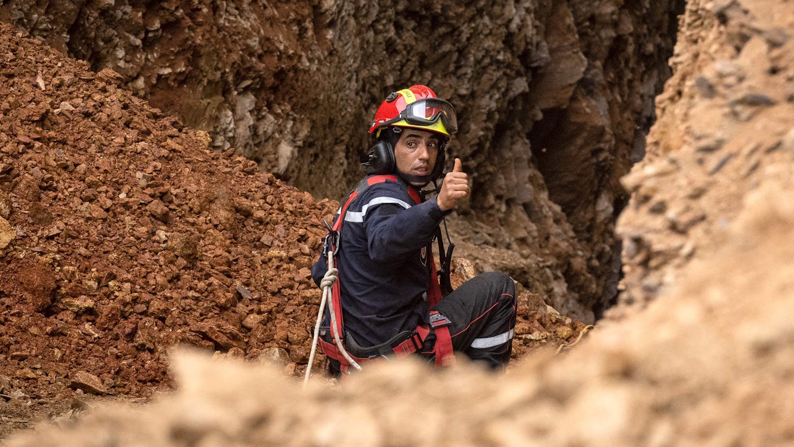 Rettung geglückt! Hilfskräfte haben den 5-Jährigen, der am Dienstag in einen 32 Meter tiefen Schacht gestürzt war, erreicht.