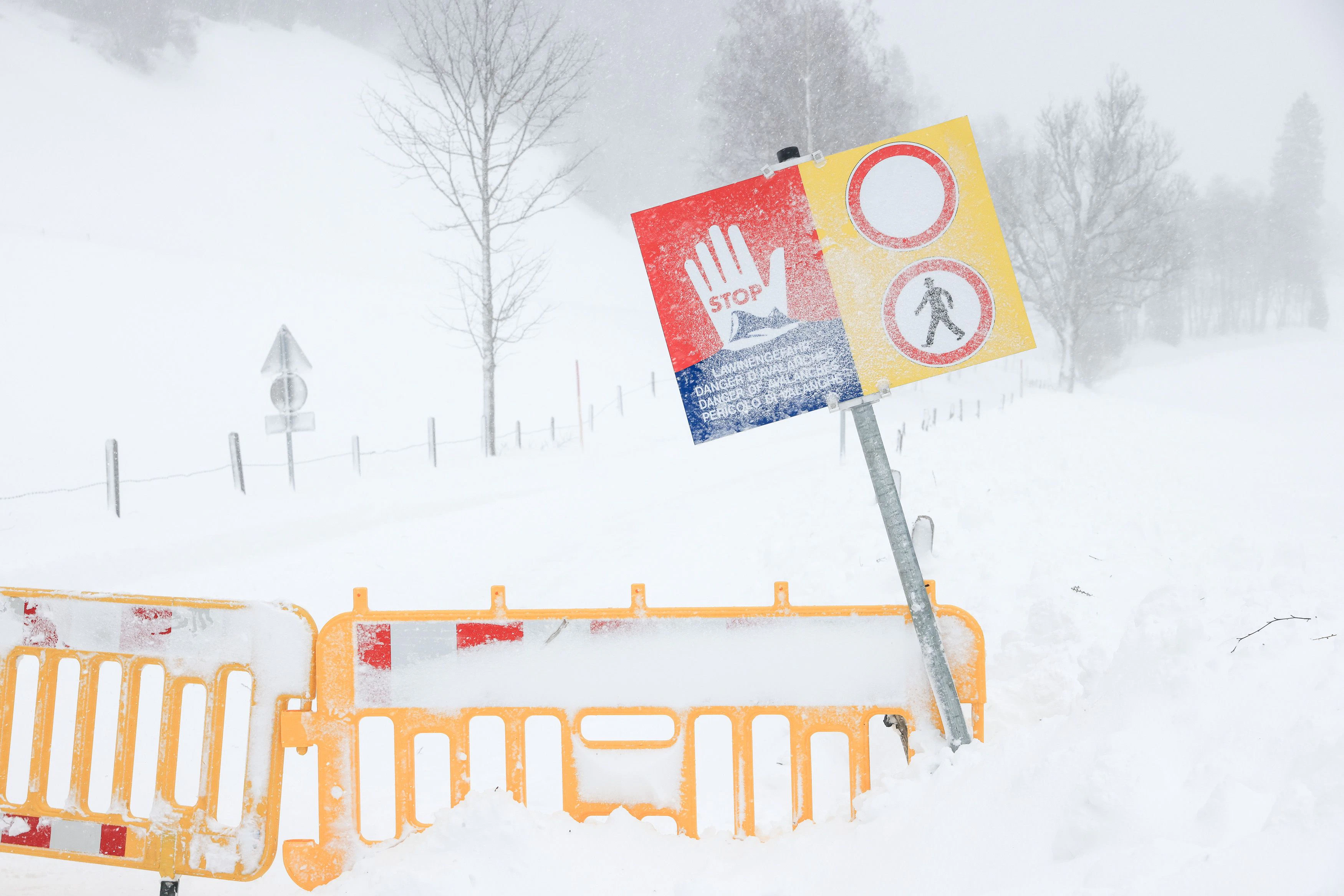 Download von www.picturedesk.com am 05.02.2022 (07:33).  THEMENBILD - intensive Schneefälle und starker Wind verursachten im Bezirk Liezen Straßensperren wegen Lawinengefahr. Absperrgitter und eine Warntafel auf der Obertalstraße, aufgenommen am 2. Februar 2022 im Obertal bei Schladming, Steiermark, Österreich (Austria). .Fotocredit: Martin Huber - 20220202_PD9476 - Rechteinfo: Rights Managed (RM)