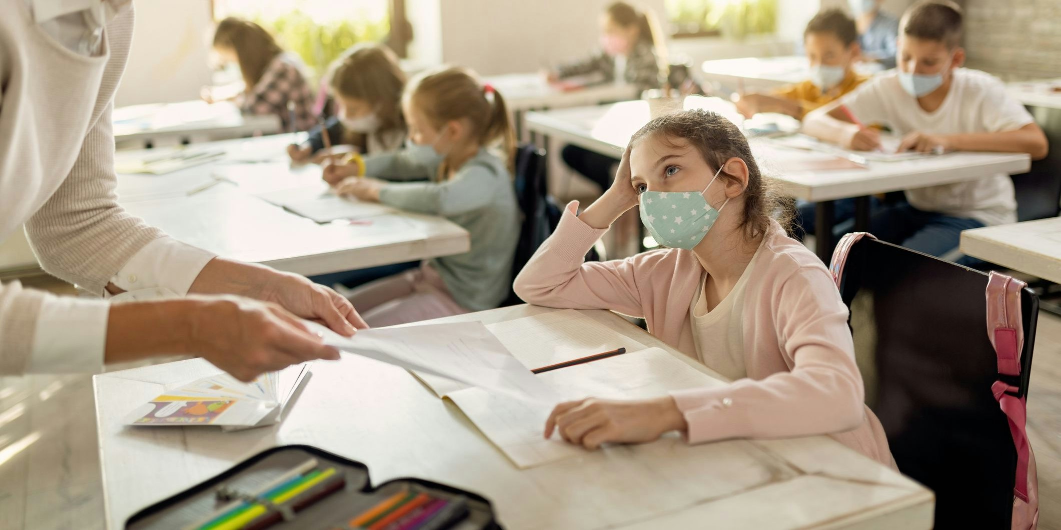 Die Kinder dürften reihenweise alte Arbeitsblätter vorgelegt bekommen haben. (Symbolbild)
