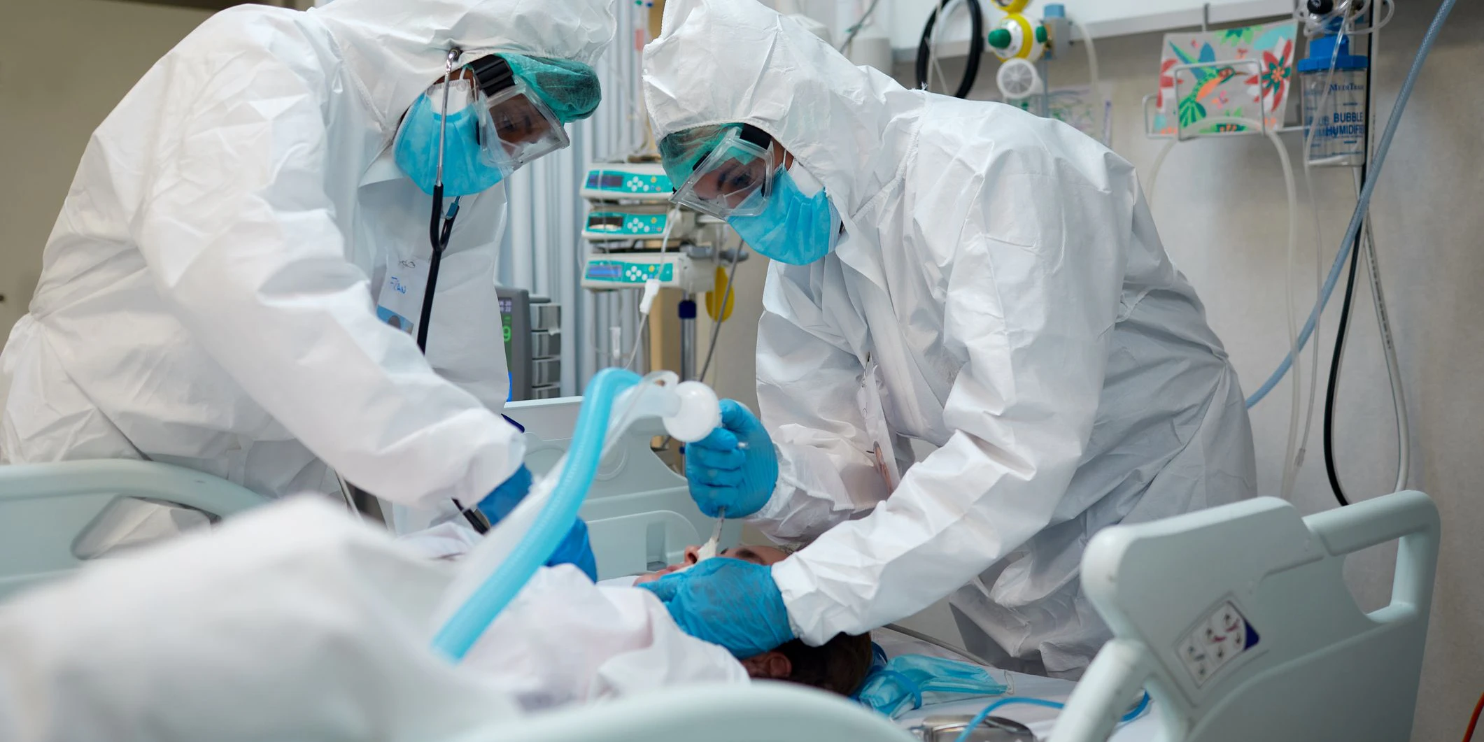 Spitalsmitarbeiter auf einer Intensivstation für Covid-Patienten. (Symbolbild)