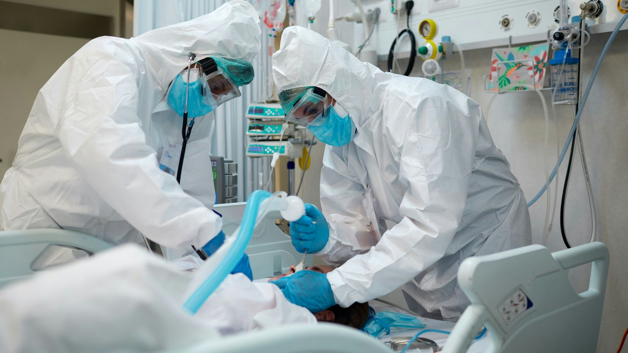 Spitalsmitarbeiter auf einer Intensivstation für Covid-Patienten. (Symbolbild)