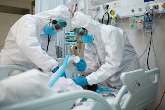 Spitalsmitarbeiter auf einer Intensivstation für Covid-Patienten. (Symbolbild)