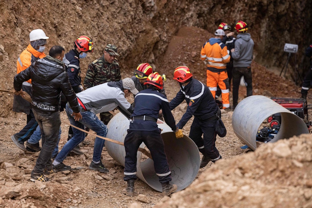 Weil der Schacht zu schmal ist, versuchen die Rettungskräfte in 32 Metern Tiefe einen parallelen Tunnel zu graben.