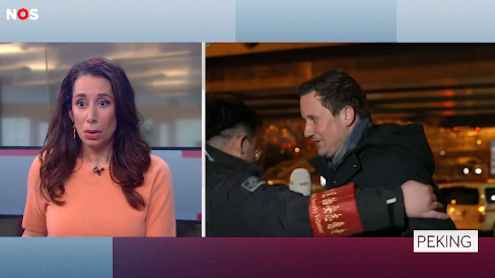 Ein niederländischer Reporter wird bei einer TV-Schaltung bedrängt. 
