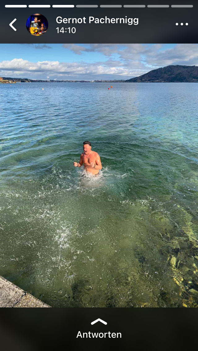 Kalt, kälter, Eisbaden! Austropop-Poet <strong>Gernot Pachernigg</strong> taucht im Wolfgangsee unter.
