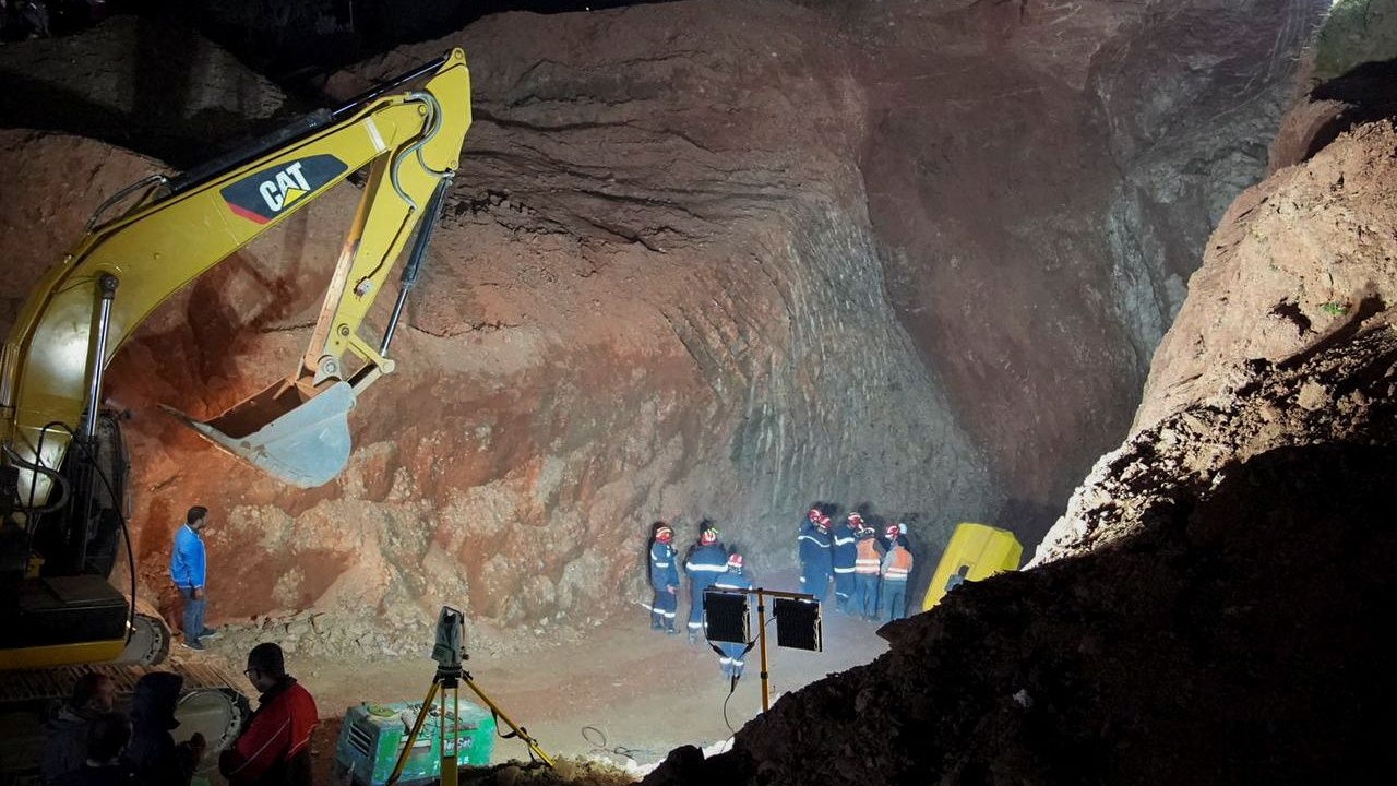 Rescuers work to reach a five-year old boy trapped in a well in the northern hill town of Chefchaouen, Morocco February 4, 2022. REUTERS/Thami Nouas   NO RESALES. NO ARCHIVES